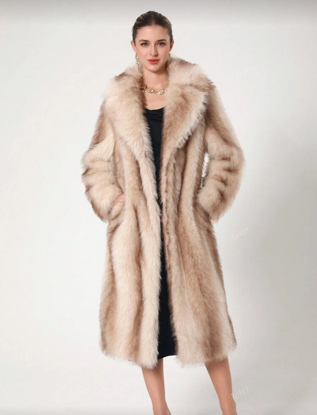 WOMAN LUXURY FUR COAT