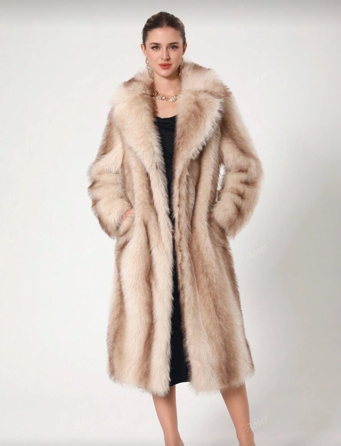 WOMAN LUXURY FUR COAT