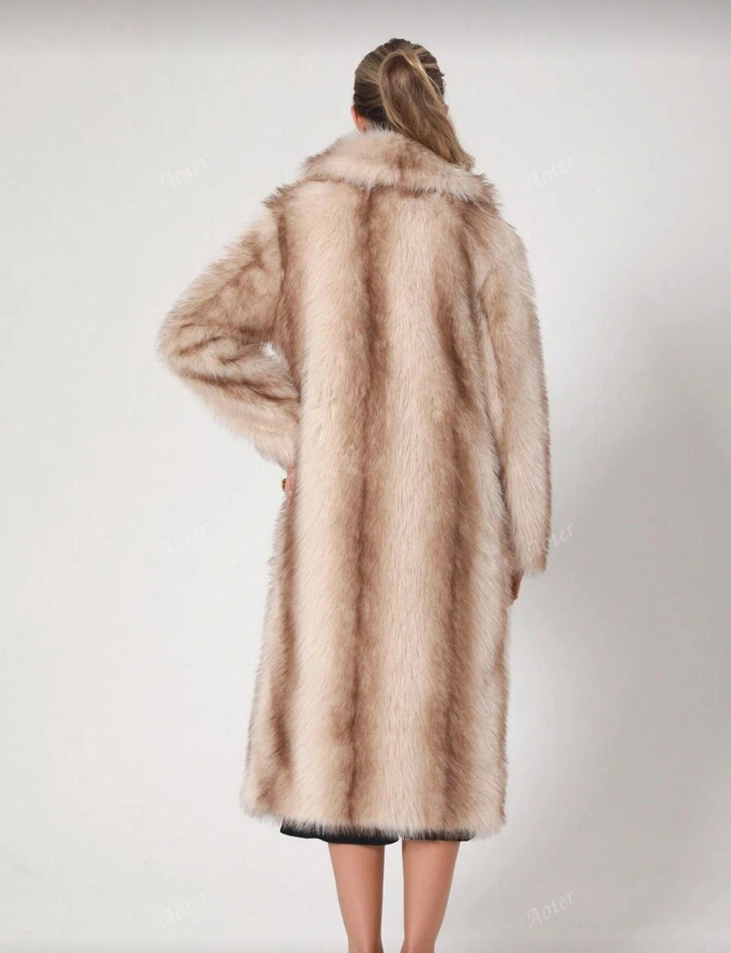 WOMAN LUXURY FUR COAT