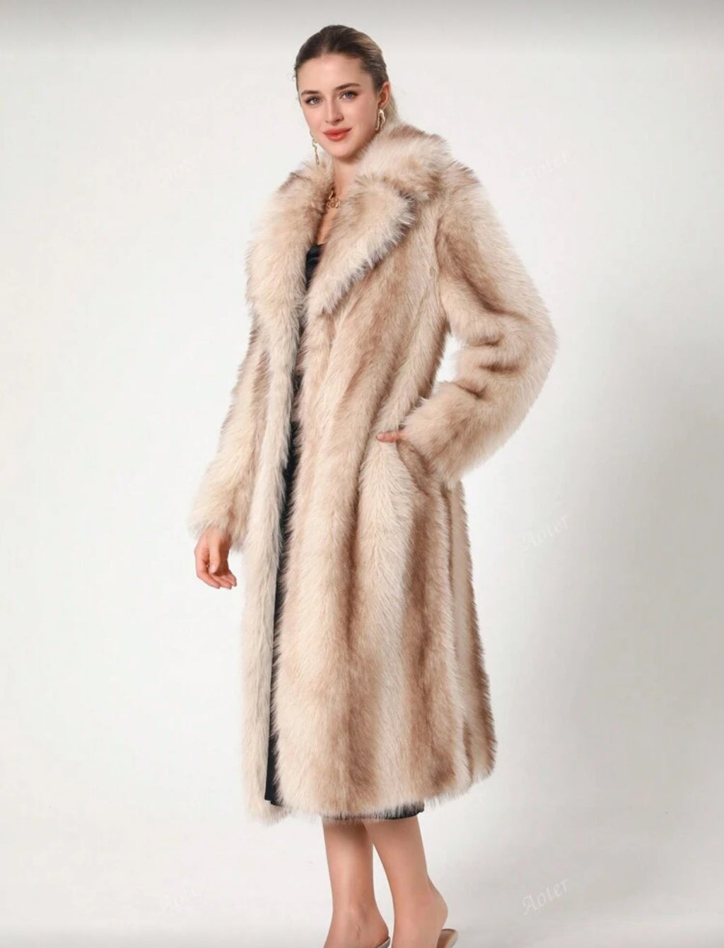 WOMAN LUXURY FUR COAT