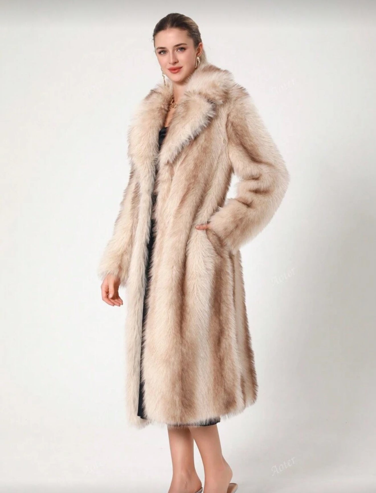 WOMAN LUXURY FUR COAT